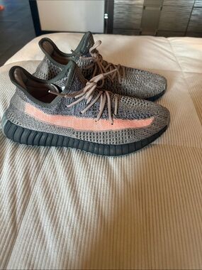 adidas Yeezy Boost 350 V2
Ash Stone